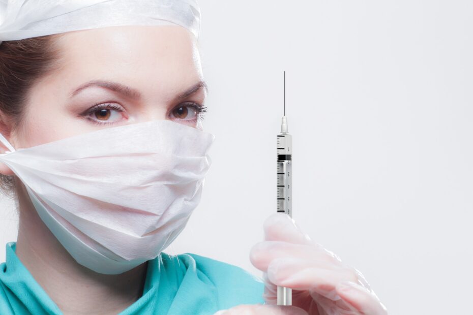 vrouw met mondkapje houdt Covid vaccin vast