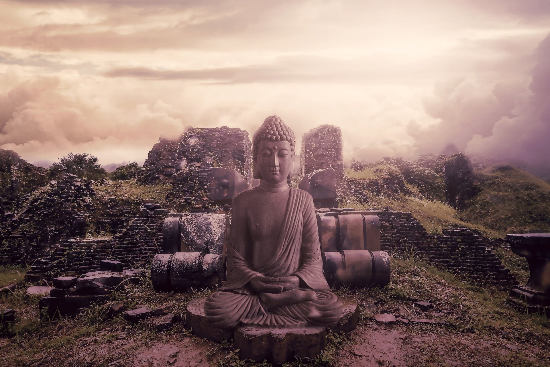 Boeddha zit in landschap