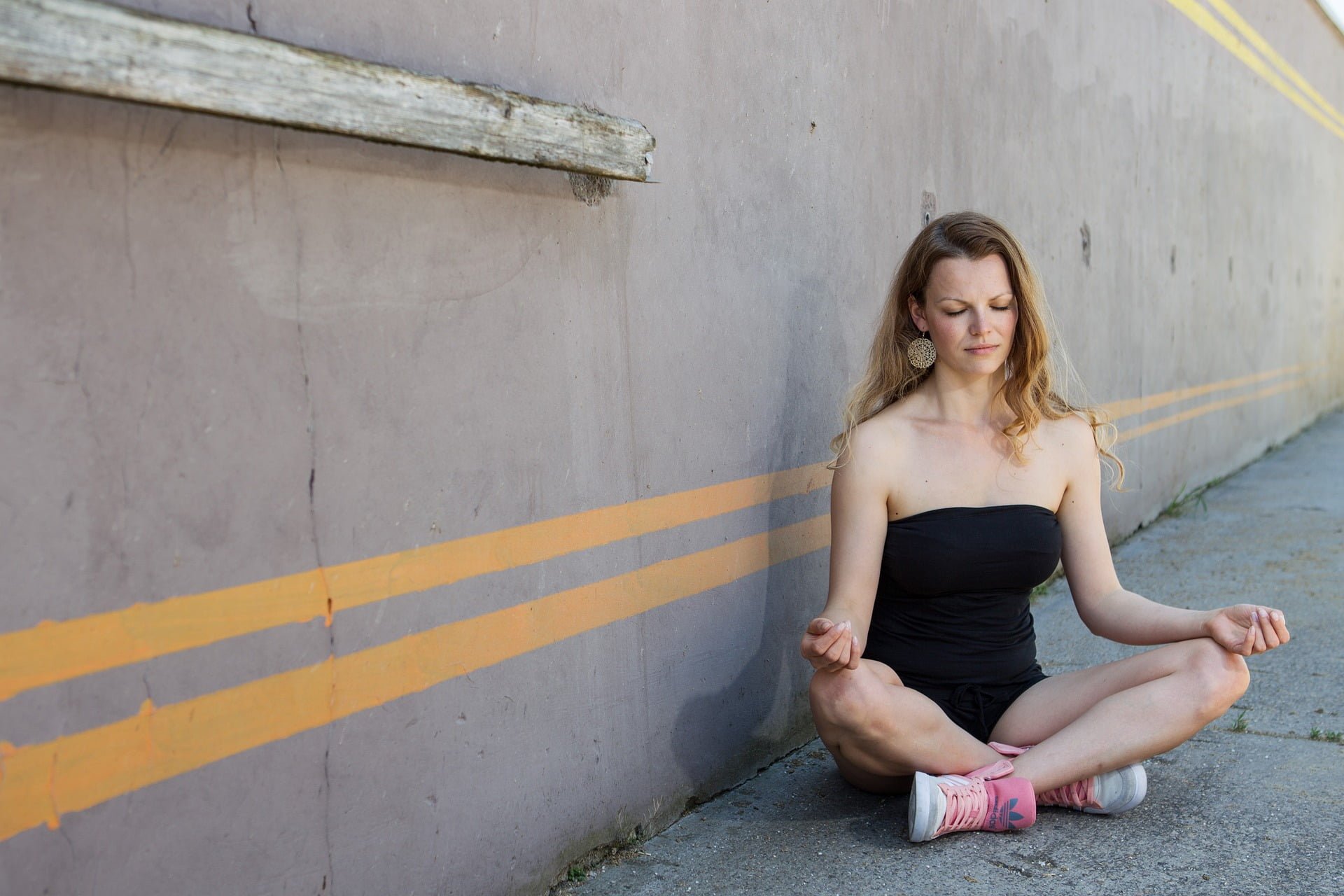 vrouw doet een meditatie op straat