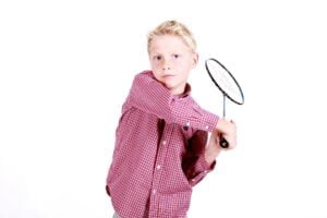 kind houdt badminton racket vast