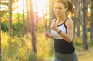 vrouw is aan het hardlopen