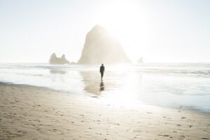 man op strand in licht